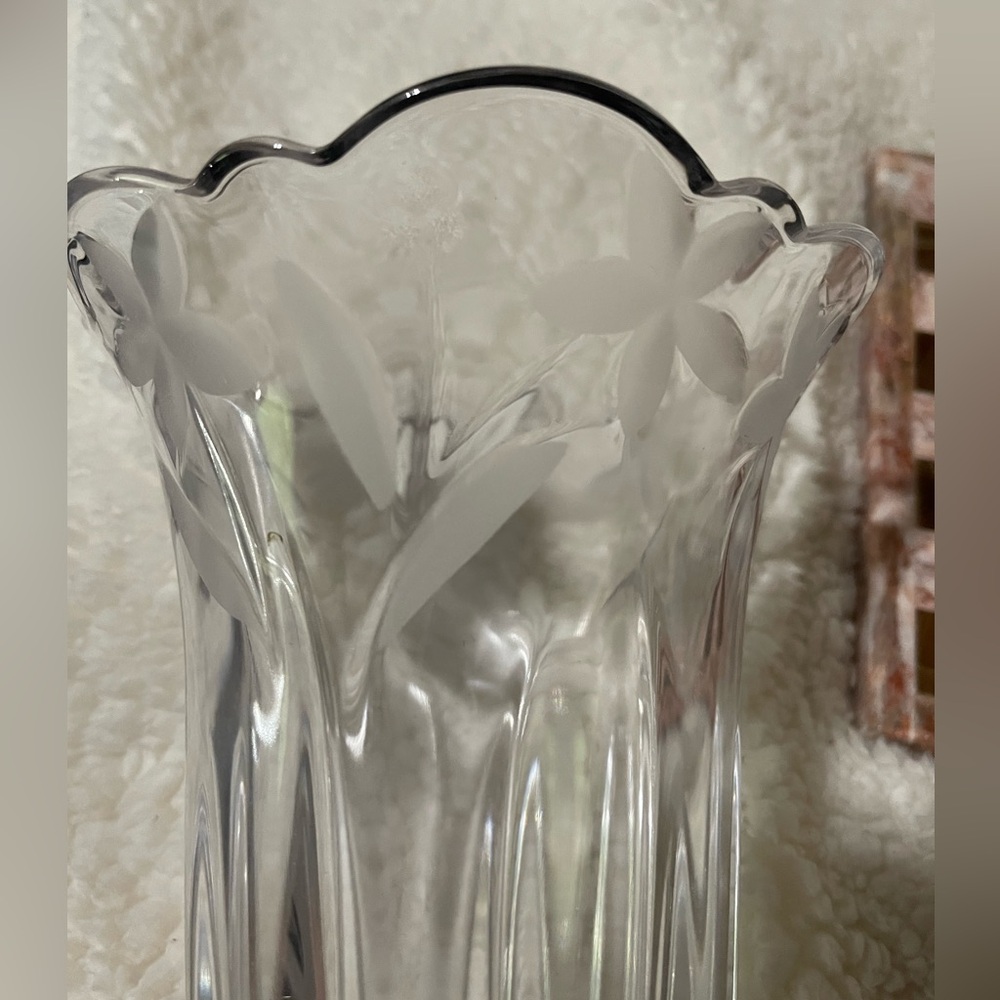 Mikasa Studio Nova Crystal Vase with Frosted Flowers - Picture 2 of 4